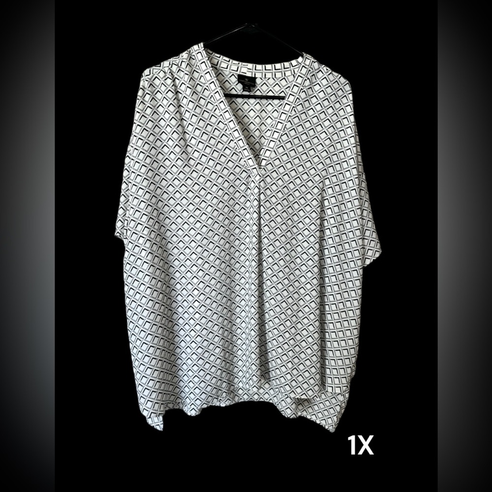 WHITE/BLACK PRINT V-NECK OFFICE BLOUSE   PLUS SIZE: 1X     #T